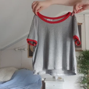randig t-shirt - bekväm t-shirt från bikbok, typ croptop, eller iaf kort modell! passar XS-S. 