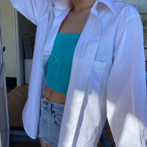 Oversized skjorta!! - Oversized skjorta som är perfekt att ha till stranden nu i sommar🌺 Bra skick! Kan mötas på söder annars står köparen för frakt på 42kr 😘