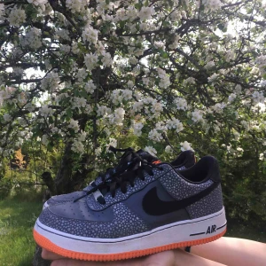  - Säljer mina nike air force1! I nyskick och har inget tecken på användning!! Jätte kolla och mycket mer originella än de vanliga air forcen!!