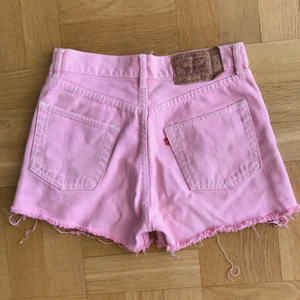 Levis 501 shorts - Superfina rosa Levi’s short av modell 501. W 29 (skulle säga passar S/M). Köpte dem pga färgen men har tyvärr aldrig använt dem pga för stora för mig. Köparen står för frakt eller möts upp i Malmö.
