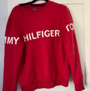 Tommy Hilfiger crewneck - Cool och unik Tommy Hilfiger tröja i storlek M. Säljs för att denninte används. Inga defekter. Inköpt för cirka 1300 kr för 2 år sedan.