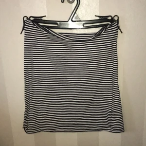Sommar topp  - En helt oanvänd topp som har storleken xxs men jag som har storlek S kan han den utan några problem❣️ färgen är marinblå och vit 