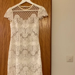 Ida Sjöstedt Paris Dress Ivory (XS) - Säljer denna drömmiga Ida Sjöstedt klänning som är perfekt inför student, midsommar och alla festligheter i sommar. Klänningen är slutsåld överallt och nypris var ca 2200kr. Klänningen är i gott begagnat skick🤍