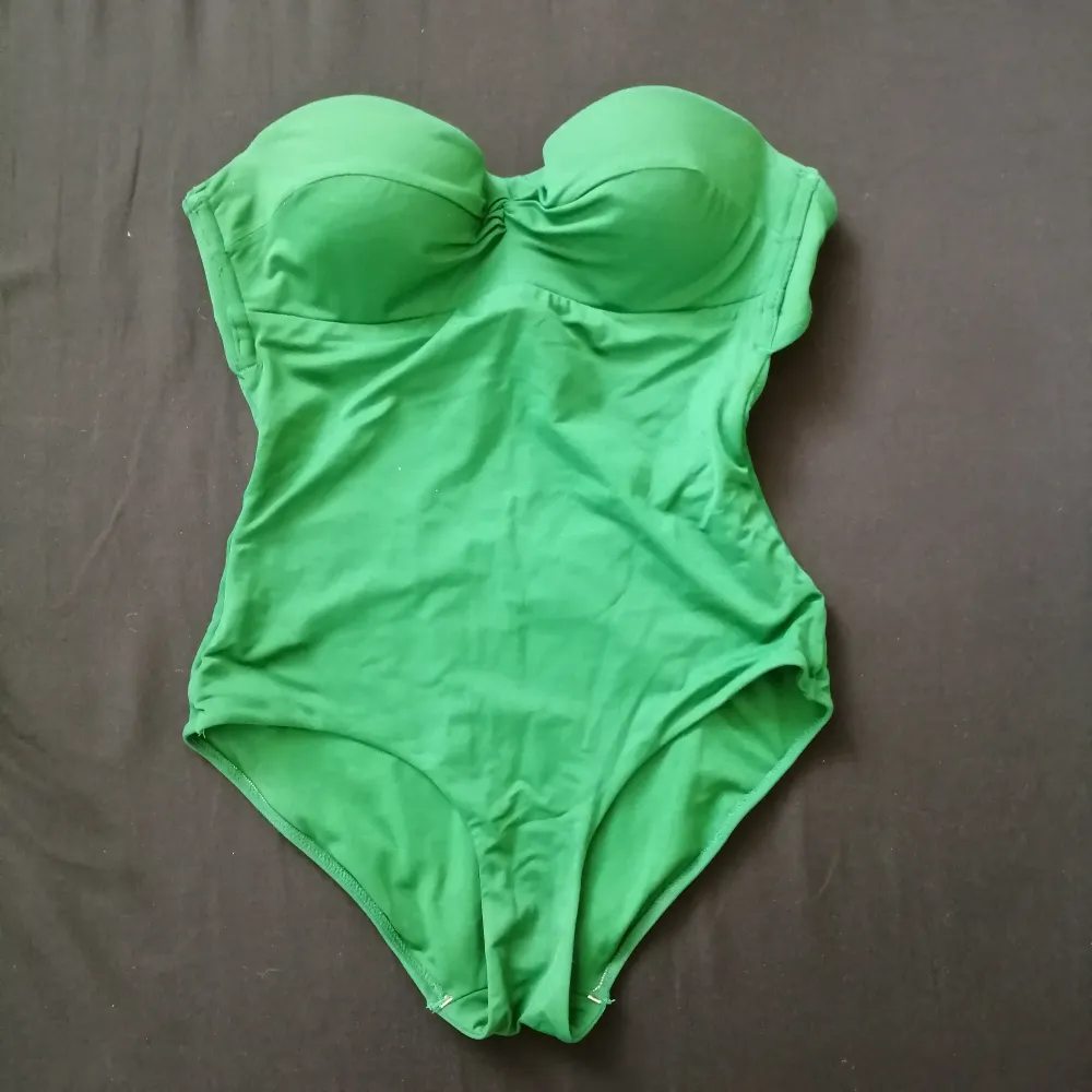 Green swim suit size S from previous years. Worn for one summer. In good condition. Stripe is lost. . Övrigt.