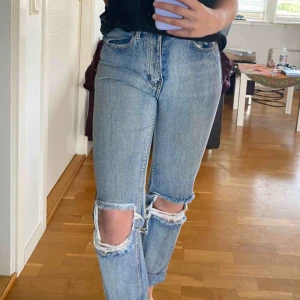  - Ett par sjukt snygga slitna jeans i boyfriendstil men de är tyvärr lite för små för mig! Priset är inkl. frakt och kan mötas upp i Göteborg men annars endast frakt! 