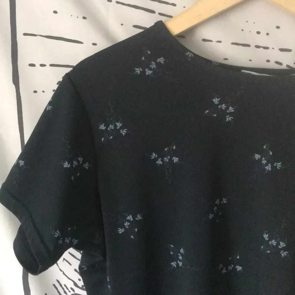 thriftad blommig tshirt, jättetrendigt och snyggt mönster!! 🤎  44kr frakt. T-shirts.
