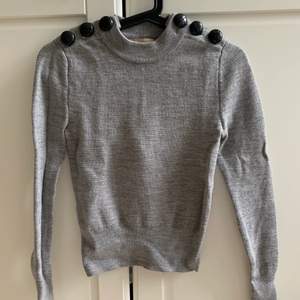 Snygg tröja i 100% ull från H&M trend i storlek XS. Snygga stora knappt på axeln. Lite kortare modell. 🤩