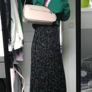 Beige väska från HM - Super söt väska från HM. Kommer tyvärr aldrig till användning så den är i nyskick. Vill ni har fler bilder så hör gärna av er🌸 Köparen står för frakten