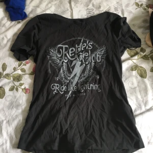 En snygg t-shirt med tryck på bröstet - Aldrig använd.