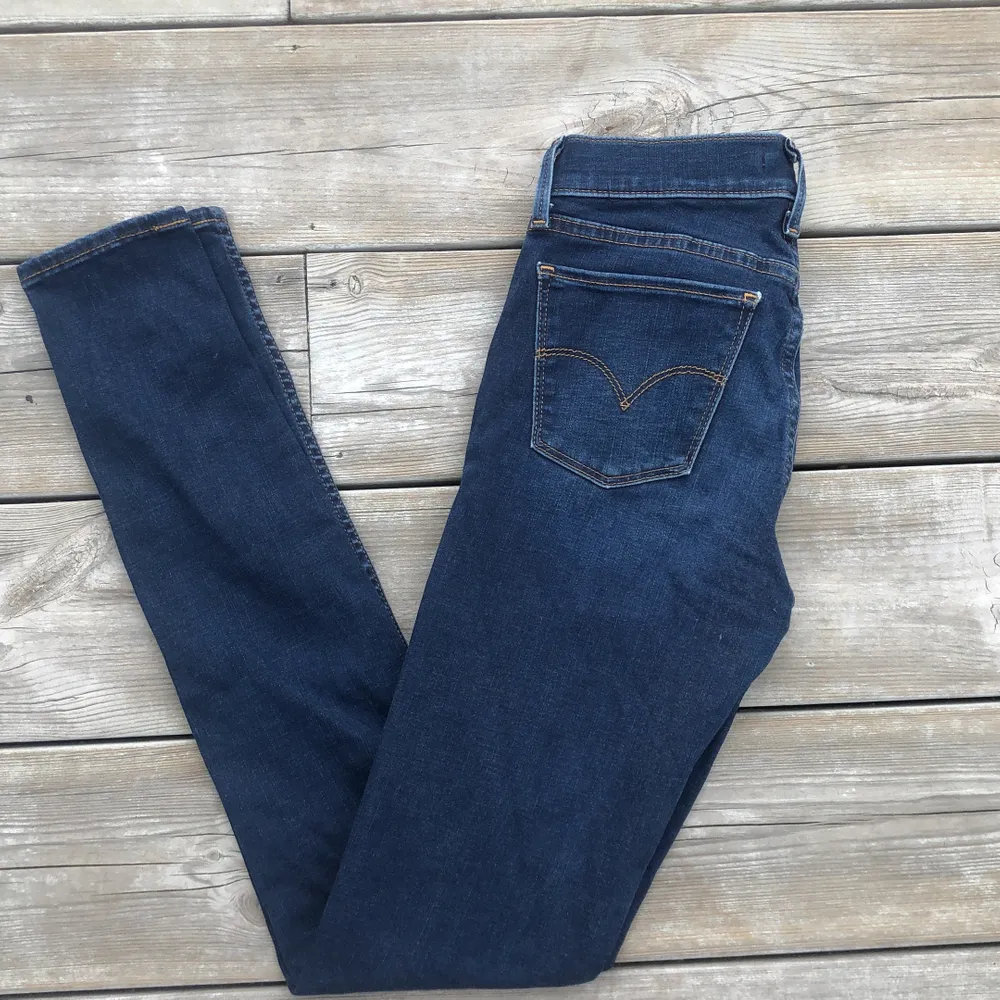 710 super skinny blåa jeans från Levis. Använda 3-5 gånger  Köparen står för frakt, kan mötas upp om du bor nära. Hör av dig vid frågor!. Jeans & Byxor.