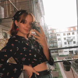 Jättefin och somrig blus från H&M! - Avklippt klänning! Jättefint mönster med blommor och lite utsvängda 3/4 armar, säljes pga används inte!🥰🥰 Storlek 36 men mer som 34/xs