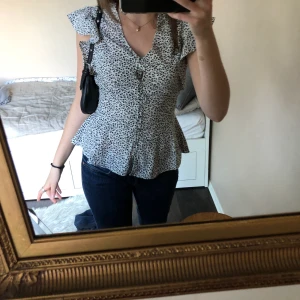 Super söt blus - Jättefin blus från New look, säljer pga den är lite för liten. Kan frakta mot att köparen betalar frakten, en extraknappar ingår😊