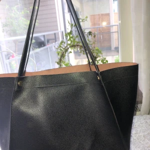 Säljer min jättefina handväska från H&M! - Superfint skick på utsidan, inte mycket använd! Dock fått missfärgningar på insidan (sista bilden) därav det låga priset! Annars jättefin och rymlig, säljer pga. använder inte!🥰 priset går att diskutera vid intresse☺️