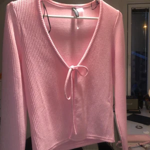 Trendig kofta  - Säljer denna som aldrig är använd då jag ej tycker att färgen passar på mig. 