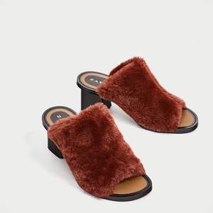 Superfina roströda fake fur sandaler med klack från Zara!❤️ Använda ett fåtal gånger och är i bra skick. Säljer pga har för många skor 🥺❤️ frakt tillkommer! 