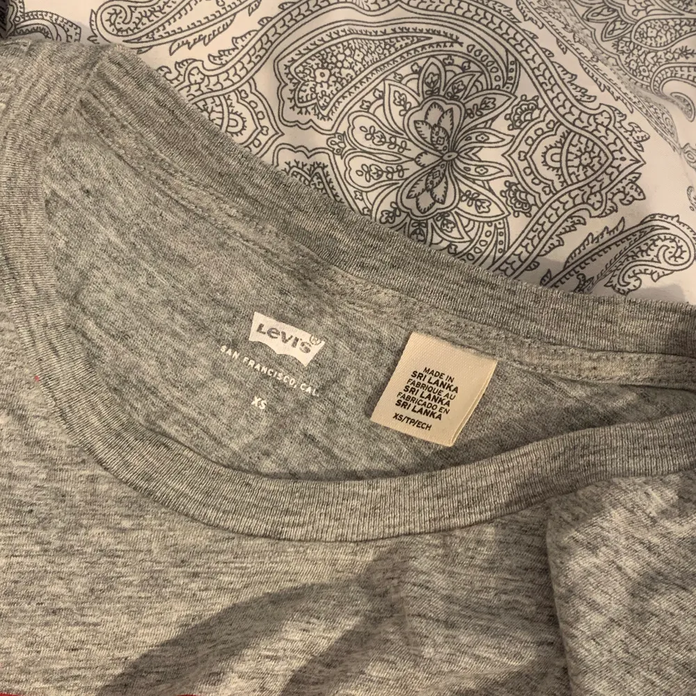 En grå t-shirt från Levi’s.. T-shirts.