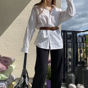 Oversized skjorta! - SUPERSNYGG oversized skjorta som passar till allt. Perfekt till sommaren! Kan mötas på söder, annars står köparen för frakt på 42kr🌺🌺