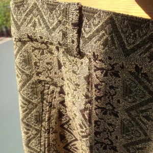  - Supersnygga byxor i ganska rak modell. Färgen är som på detaljfotot. Köpta på Beyond Retro men tyvärr för små för mig. Fler bilder kan skickas vid intresse.