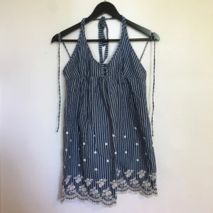  - Supersöt klänning! Aldrig använd. Mötas upp eller frakt, har Swish! ☺️✨