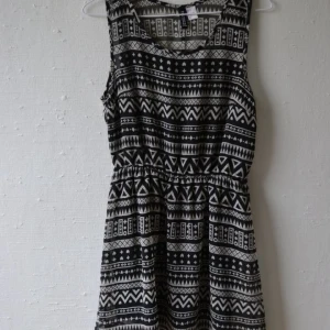  - Divided klänning, längre bak och kortare fram. Sparsamt använd.