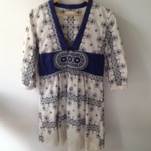  - Oanvänd klänning/tunika från Odd Molly med fina blå broderier! 