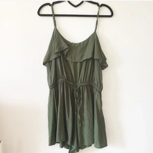  - Storleken är mer som M (Fraktar endast, frakten ingår i priset)