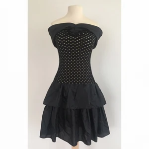  - Unik vintageklänning med vackert dekolletage.  Märke: Saknas (Vintage). Storlek: Engelsk 12 (38) Skick: Mycket gott. Aldrig använd.  Pris: 400 kronor eller bud.  Frakt: Betalas av köparen.  Mängdrabatt och samfrakt vid köp av flera plagg.