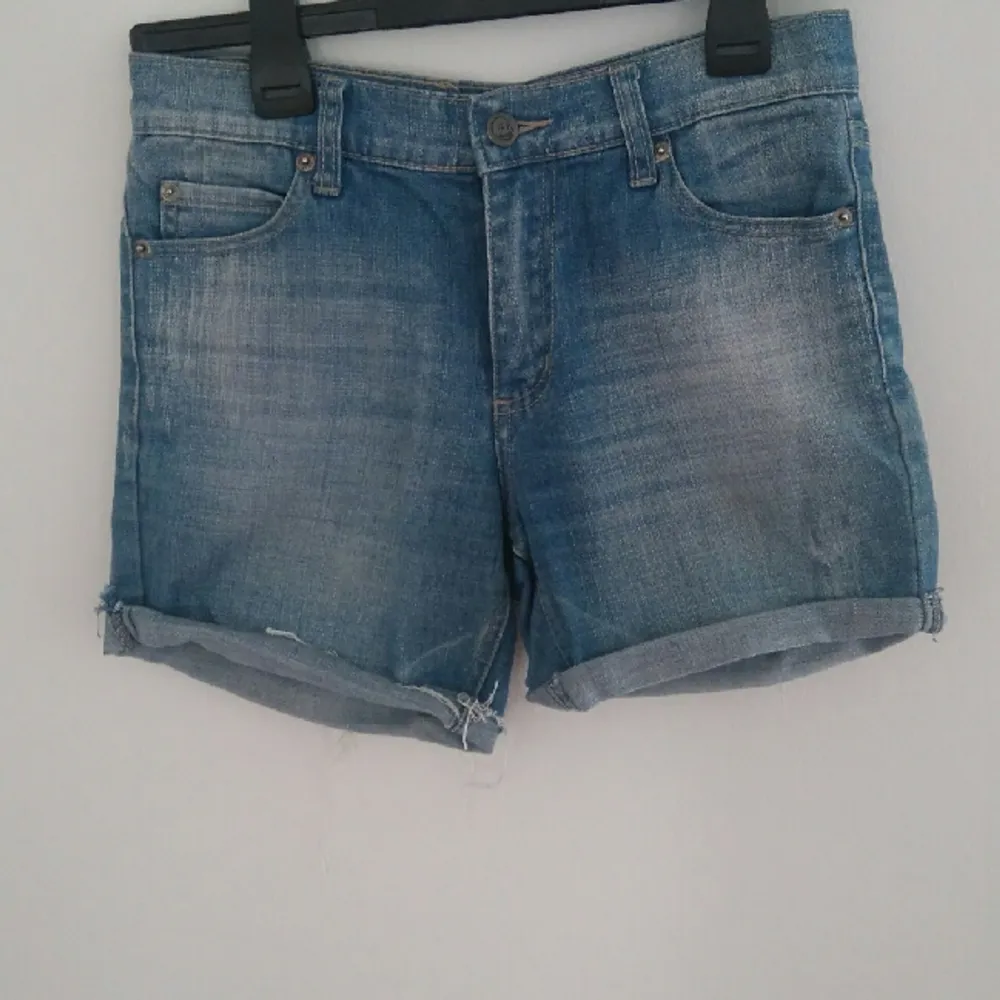 Snygga ljusa shorts från CHEAP MONDAY!  Väl använda och hela 🌞

Köp dessa shorts + den från Weekday för bara 125kr (plus ev. frakt) !!! . Shorts.