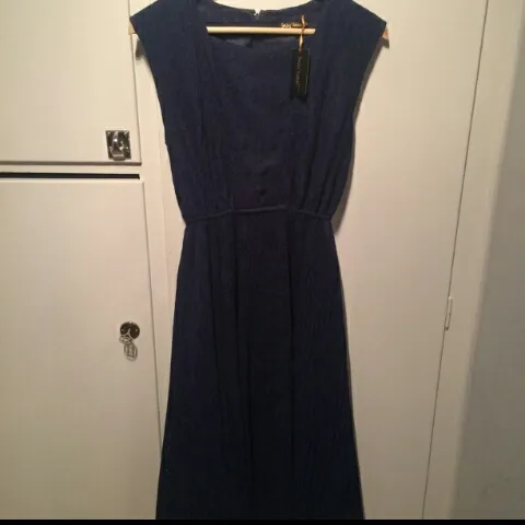 Fantastisk mörkblå klänning från Smiley vintage 
Resår i midjan och vidare kjol med fint fall. Yttertyg i spets. 
Använd en gång. nypris 1300. Klänningar.