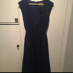  - Fantastisk mörkblå klänning från Smiley vintage 
Resår i midjan och vidare kjol med fint fall. Yttertyg i spets. 
Använd en gång. nypris 1300