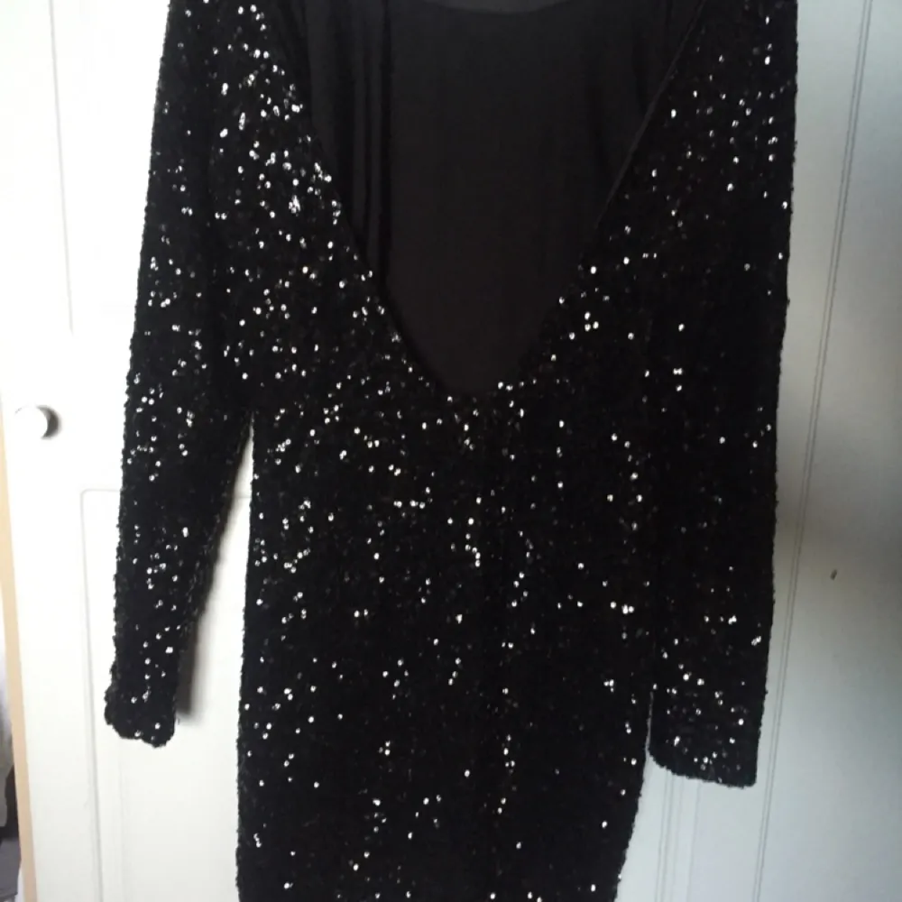Fin svart paljettklänning storlek S
Finns att hämta i Upplands Väsby, kan även skicka men det ingår inte i priset. 
170kr. Klänningar.