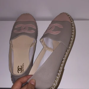  - Hej!
Säljer mina Chanelskor  och lägger till solglasögon från Chanel 
Oanvända