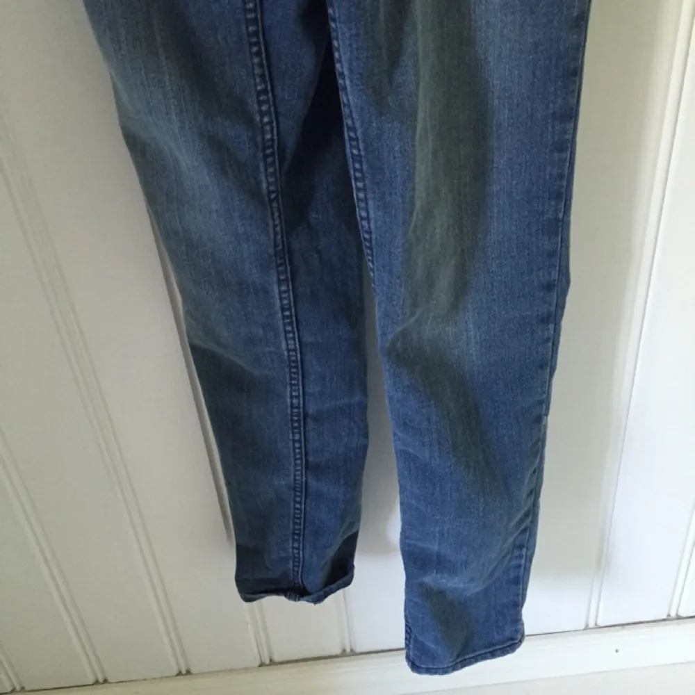 Jättesnygga hängselbyxor från HM! Oanvända, tajta i benen. Jeans & Byxor.