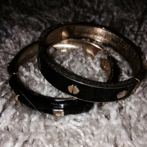  - Säljer mina fina armband i färgen guld och svart 