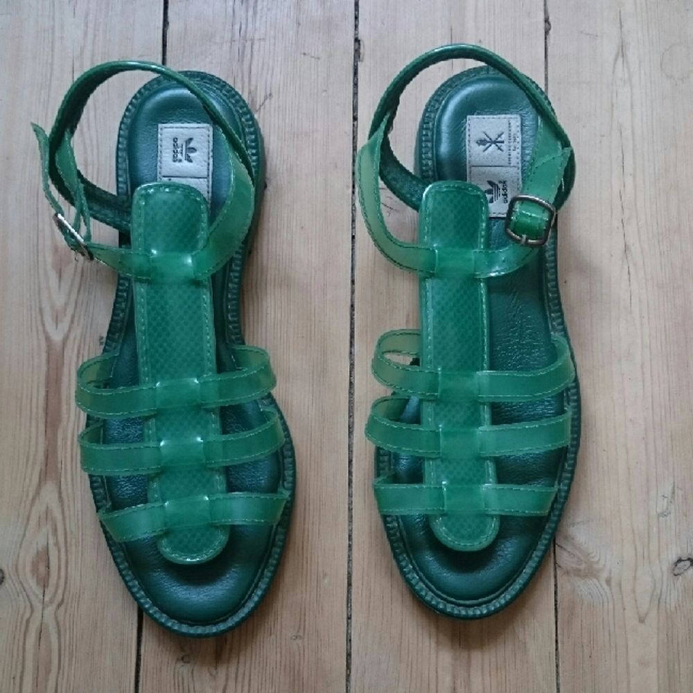 Gröna sandaler i plast från Adidas | Plick Second Hand