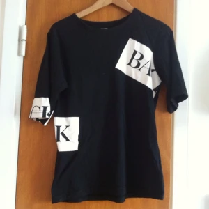  - Svart BACK-tröja med vita tryck. I princip oanvänd. 