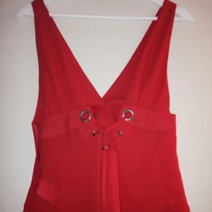  - Rött linne från BikBok. 