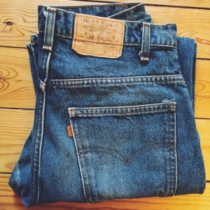  - Vintage Levi's 519 orange label, skitsnygga men för små för mig tyvärr. Står 32 men de är mindre än en nyproducerad 32a. Skulle uppskatta att de passar en som annars har typ 30! Kom och testa om inte annat! :)