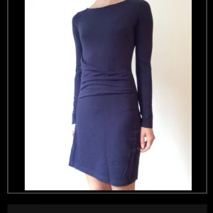  - Bomullsklänning i marinblått från and other stories. Måttligt använd, i bra skick. 