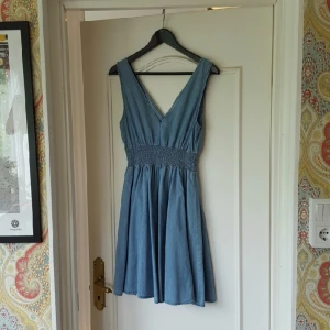  - Härlig sommarklänning i tunt jeanstyg. Nyskick.

Göteborg eller kan skicka