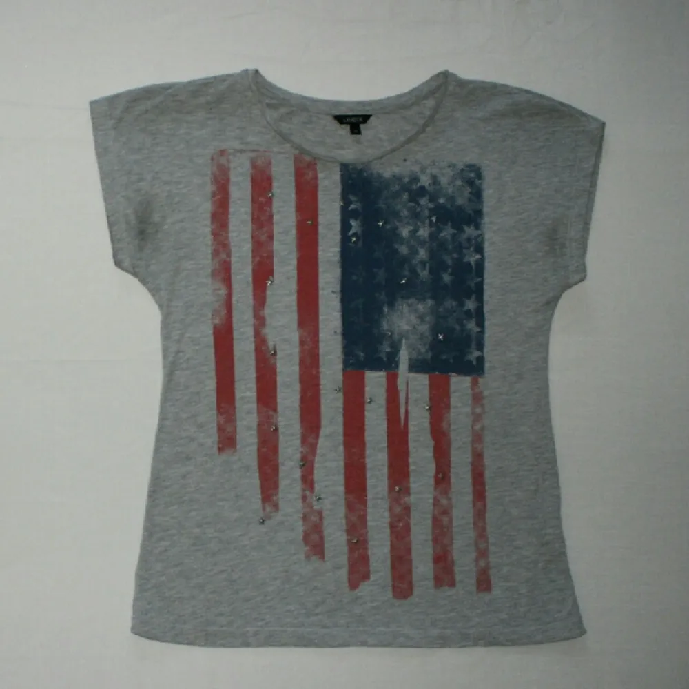 Snygg t-Shirt från Lindex, med små stjärnar på.
Skick= Använd regelbunden.

Fraktkostnader tillkommer😚. T-shirts.