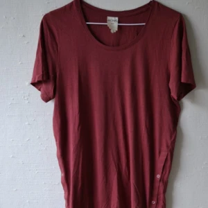  - Lång top, kan användas som klänning om man inte är för lång. Knappar i sidan på båda sidor. 