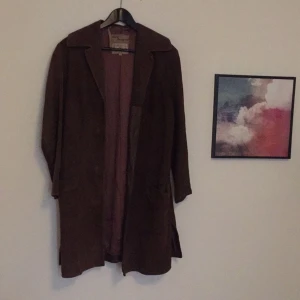  - Snygg oversize läder/mocka kappa, vintage och aningen sliten. Men inköpt för en redig peng och är av bra kvalité i övrigt. Medellång modell. 