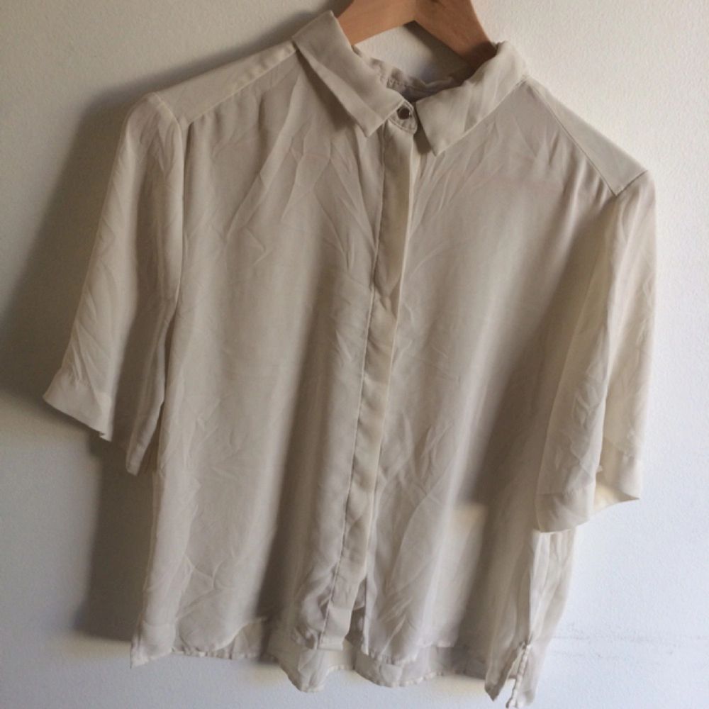 Vit kortärmad skjorta i kortare | Plick Second Hand