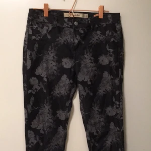  - Jeans from Zara, very flattering for the ass!👍🏼