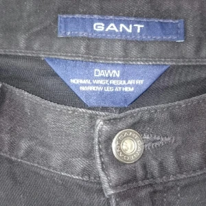  - Gant jeans "Dawn" i svart. Använda men i bra skick. Funkar både som tajta eller lite loose fit med upprullade byxben. Inte stuprör utan lite vidare i benen. Jättesköna! Nypris: 1299kr 