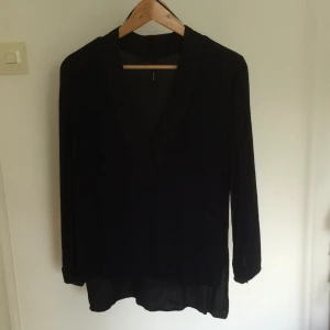  - Marinblå topp ifrån Mango. Tar swish, köparen står för frakten. 