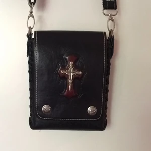  - Svart väska med döskallar. Köpt på tatueringsmässa.
