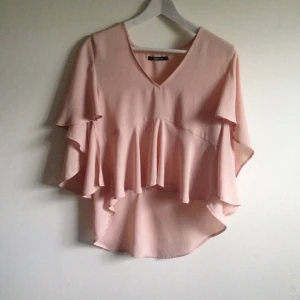  - Jätte fin ljusros/beige topp från GinaTricot, sparsamt använd. Dock har den en liten "fläck" på framsidan (se bild) Säljes pga utrensning av garderoben⭐️ Frakt tillkommer ✨ Tar gärna swisch🌸