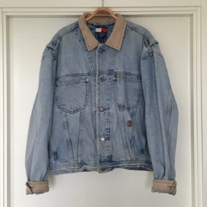  - Snygg jeansjacka från Tommy Hilfiger, i ljusblå tvätt! Supersnygg med fina detaljer! ❤️❤️❤️❤️❤️✨✨ passar både tjejer och killar! Har använt den oversize✌🏼️

Eventuell frakt betalas av köparen😙😙

